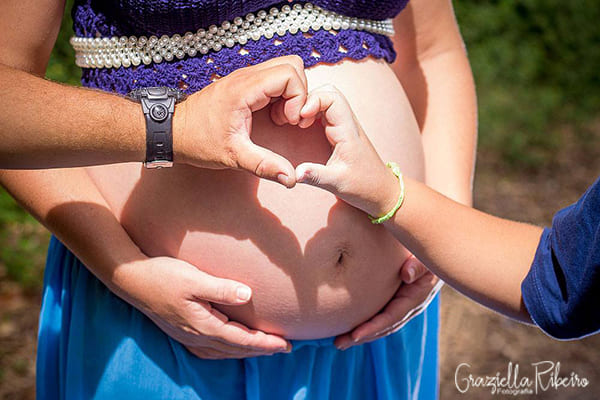 ensaio-de-gestante-ar-livre-coração-mãe-pai-filho