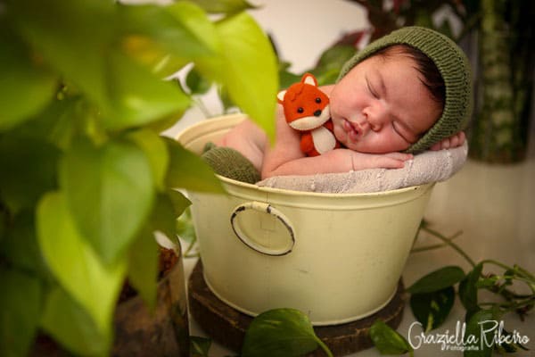 fotografia-ensaio-newborn-balde-amarelo