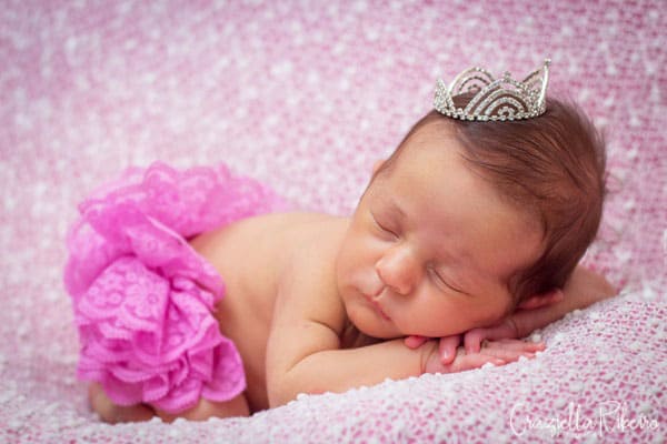 fotografia-ensaio-newborn-cama-coroa