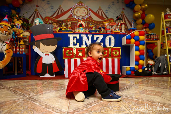 fotografia-ensaio-aniversario-detalhe-menino-mesa