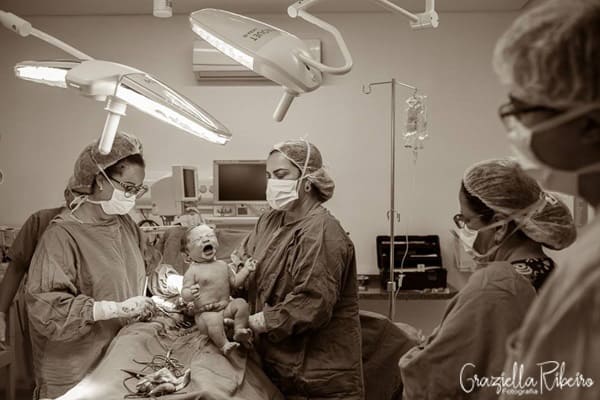 fotografia-ensaio-parto-mamãe-médicos-choro
