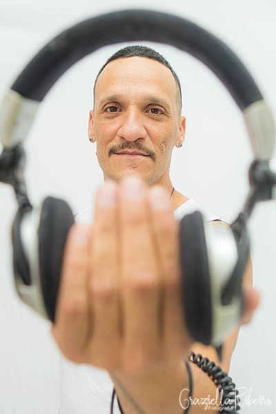 fotografia-ensaio-corporativo-dj-fone-música