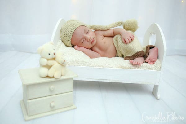 fotografia-ensaio-newborn-circulo-cama-criado-mudo