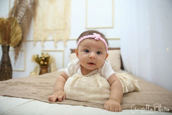 fotografia-acompanhamento-ensaio-estúdio-cama-bebê