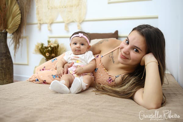 fotografia-acompanhamento-ensaio-estúdio-dia-das-mães-cama-bebê