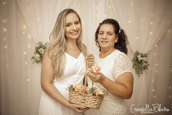 fotografia-acompanhamento-ensaio-estúdio-dia-das-mães-cesto-rosas