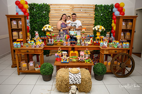 fotografia-ensaio-aniversario-detalhe-fazendinha-sorriso-mesa-bolo-decoração