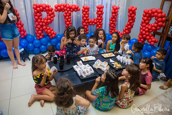 fotografia-ensaio-aniversario-detalhe-hora-do-lanche-parabéns