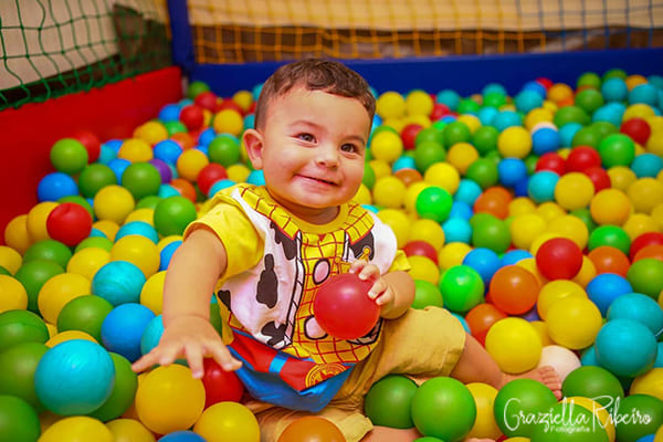fotografia-ensaio-aniversario-piscina-de-bolinha-detalhe-menino