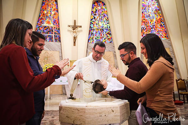 fotografia-ensaio-batizado-igreja-agua-pais-padrinhos