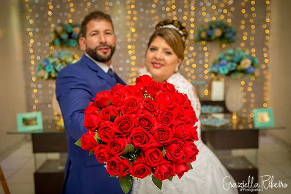 fotografia-ensaio-casamento-buquê-rosas-vermelhas-aliança-noivos
